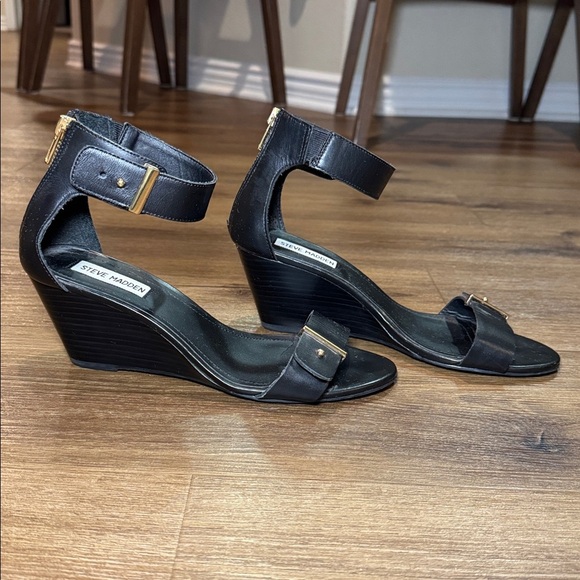 Woman's Steve Madden Black Narissaa Wedge. Size 8 - Picture 4 of 8